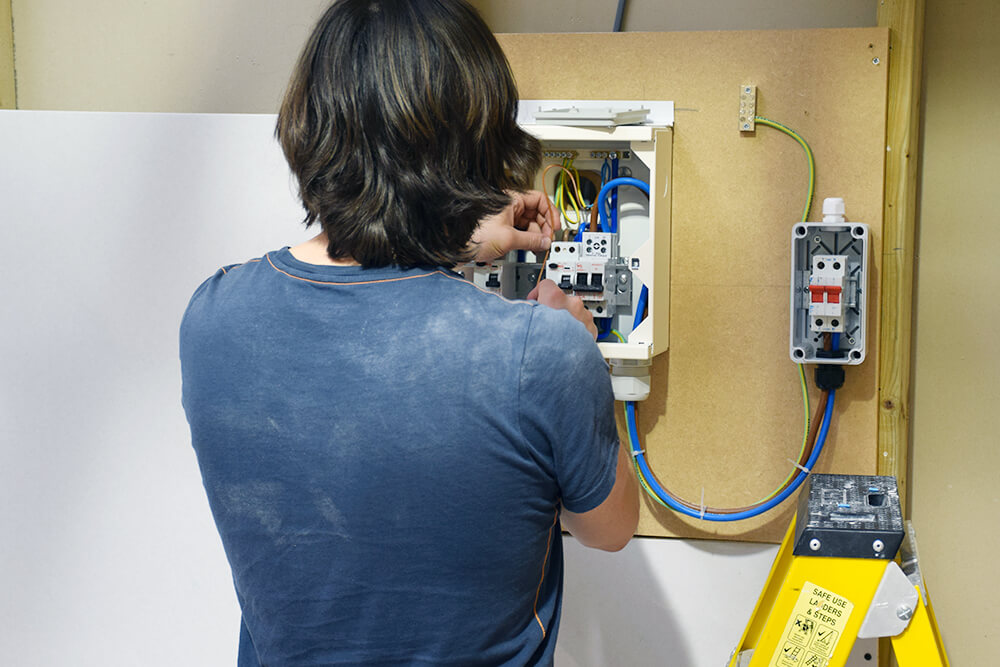 experience week - practical training with electrician courses 4u