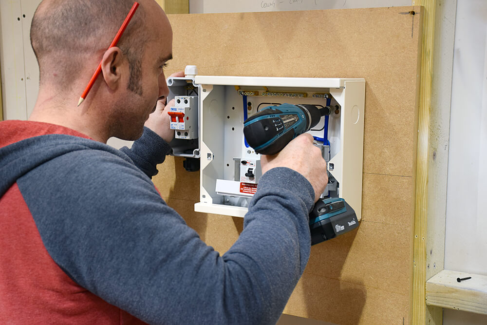 experience week - practical training with electrician courses 4u