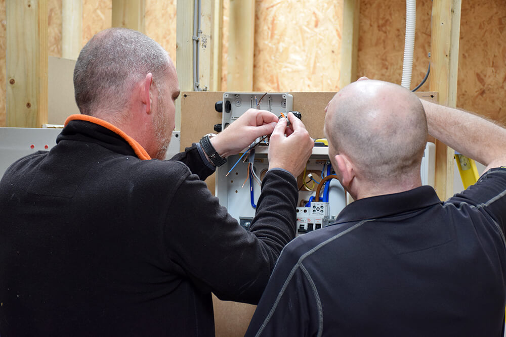 experience week - practical training with electrician courses 4u